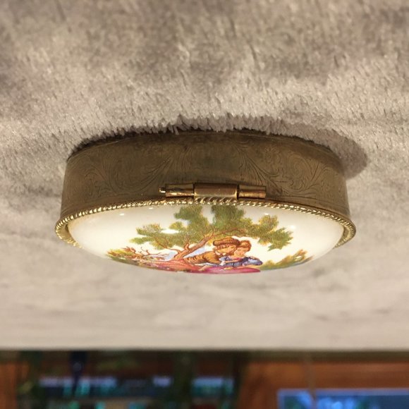 VINTAGE FRAGONARD LIMOGES COURTING COUPLE PILL BOX AND A MINIATURE VASE - Picture 4 of 13